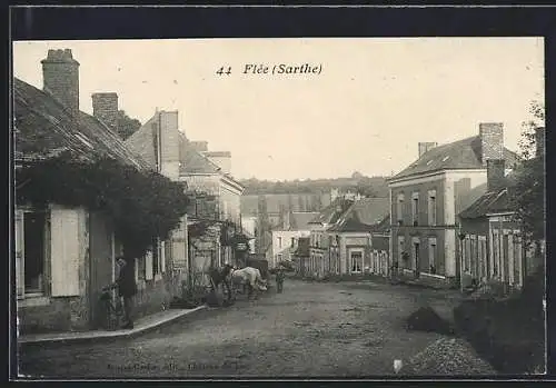 AK Flée, Rue principale avec chevaux et maisons anciennes