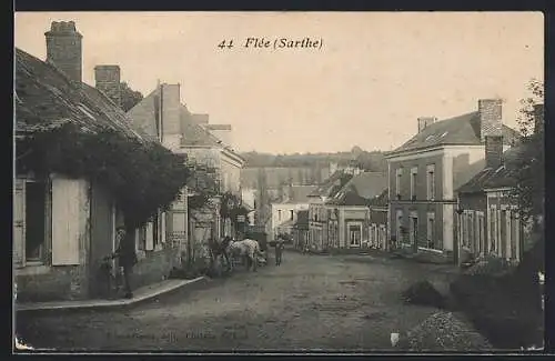 AK Flée, Rue principale avec maisons et chevaux