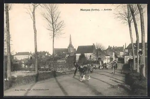 AK Marcon, Arrivée au village avec église et passants sur le chemin