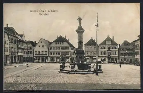 AK Neustadt a. Saale, Geschäfte von Hans Fischer und M. Sichel am Marktplatz