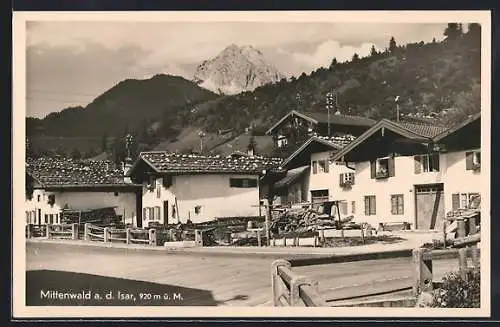 AK Mittenwald a. d. Isar, Strassenpartie mit Bergen