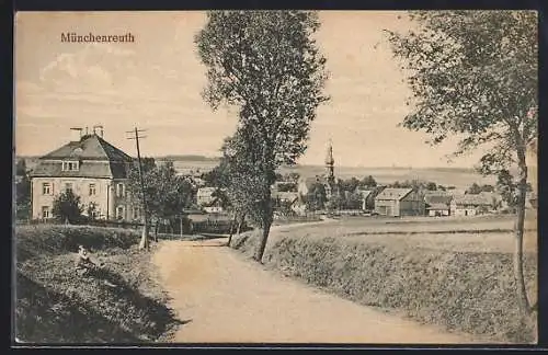 AK Münchenreuth, Ortspartie mit Landstrasse