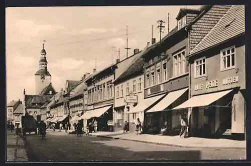 AK Gardelegen, Ernst-Thälmann-Strasse mit Geschäften