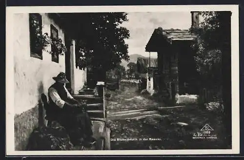 AK Ramsau / Berchtesgaden, Die Blumenbäurin sitzt vor dem Haus