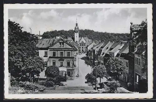 AK Waldheim i. Sa., Strassenpartie mit Rathaus