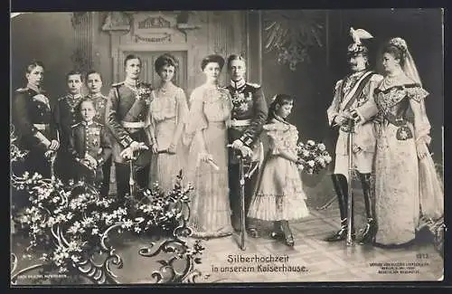 AK Kronprinz Wilhelm von Preussen nebst Gemahlin feiern Silberhochzeit mit ihrer Familie