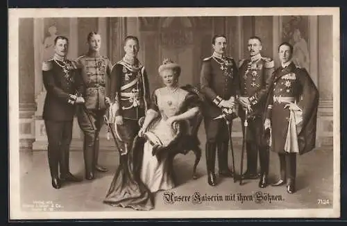 AK Kaiserin Auguste Victoria Königin von Preussen, sitzend mit ihren Söhnen in Uniformen