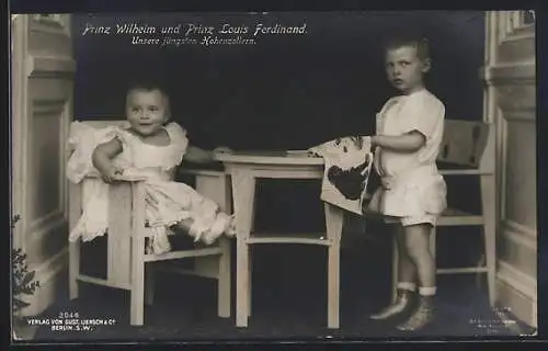 AK Prinz Wilhelm und Prinz Louis Ferdinand auf Kindermöbeln posierend