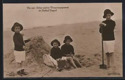 AK Zoppot, Die vier Söhne unseres Kronprinzenpaares am Strand mit Buddelzeug