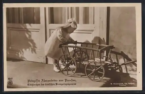 AK Prinzessin Alexandrine von Preussen als süsses kleines Mädchen mit Holzwagen, Tochter des deutschen Kronprinzenpaares