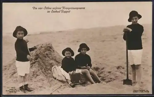 AK Zoppot, Die vier Söhne unseres Kronprinzenpaares am Strand mit Buddelzeug