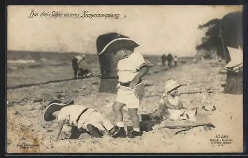 AK die drei Söhne von Kronprinz Wilhelm von Preussen spielen am Strand