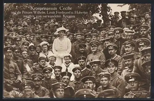 Foto-AK Kronprinzessin Cecilie & die Prinzen Wilhelm, Louis Ferdinand u. Hubertus, inmitten von verwundeten Soldaten