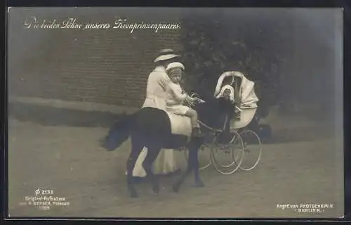 AK Kronprinz Wilhelm von Preussen auf einem Pony mit Mutter und Bruder im Kinderwagen