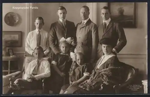 AK Kronprinzliche Familie mit Kronprinzessin Cecilie, Kronprinz Fr. Wilhelm und ihren Kindern