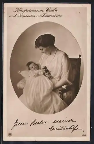 AK Kronprinzessin Cecilie in weiss mit Prinzessin Alexandrine auf dem Arm