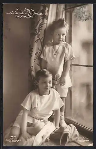 AK Prinz Wilhelm und Prinz Louis Ferdinand von Preussen auf der Fensterbank