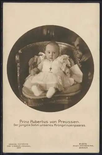 AK Prinz Hubertus von Preussen in jungen Jahren auf einem Stuhl, jüngster Sohn des Kronprinzenpaares