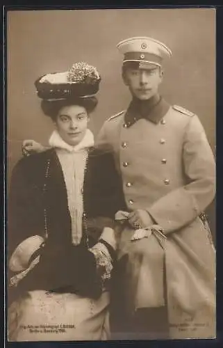 AK Kronprinz Wilhelm von Preussen in Uniform umarmt seine Gattin Kronprinzessin Cecilie mit Hut und Muff