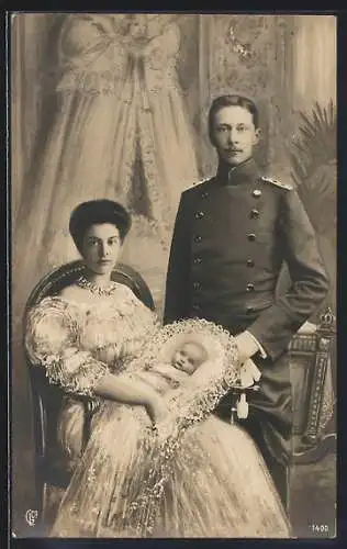 AK Kronprinz Wilhelm und Kronprinzessin Cecilie von Preussen mit Kind