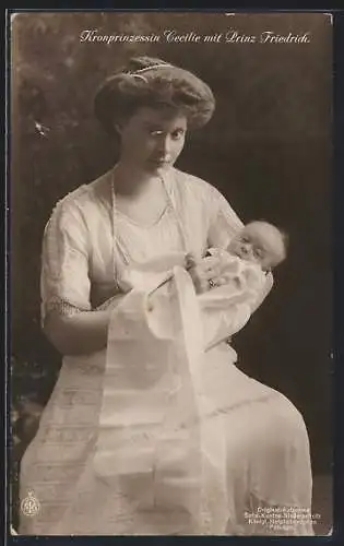 AK Kronprinzessin Cecilie von Preussen mit Schmuck hält Prinz Friedrich als Baby im Arm