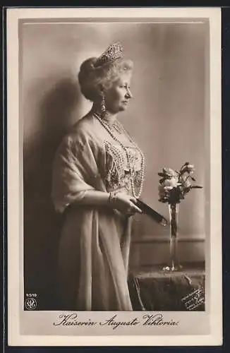 AK Kaiserin Auguste Victoria von Preussen mit Perlenkette und Blumenvase