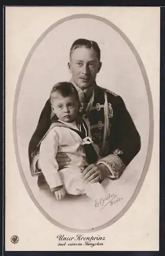 AK Kronprinz Wilhelm von Preussen in Husarenuniform mit seinem jüngsten Sohn in Matrosenkleidung auf dem Schoss