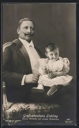 AK Grossväterchens Liebling, Kaiser Wilhelm II. mit Prinz Wilhelm auf dem Schoss