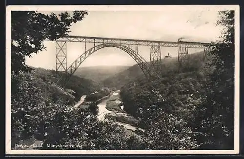 AK Müngsten /Bergisch-Land, Müngstener Brücke mit Zug