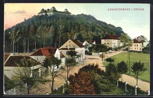 AK Augustusburg im Erzgebirge, Stadthäuser mit Blick hinauf zum Schloss