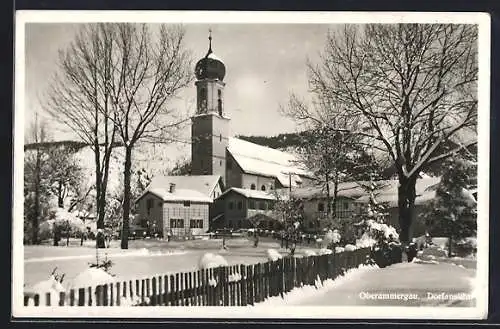 AK Oberammergau, Dorfansicht mit Kirche im Schnee