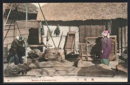 AK Mehod of winnowing rice, Japanische Bauern trennen den Reis