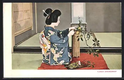 AK Geisha mit Ikebana (Flower Arrangement)