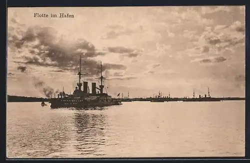 AK Kriegsschiff der Flotte der Kaiserlichen Marine im Hafen