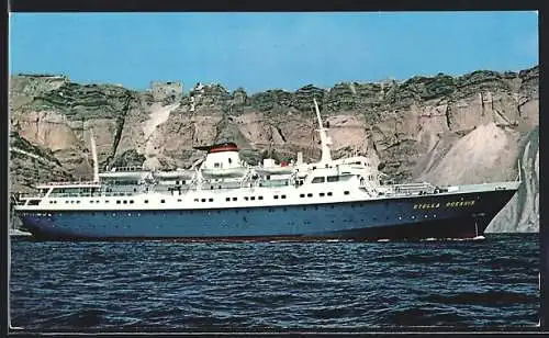 AK Passagierschiff Stella Oceanis vor einer Felsklippe, Sun Line