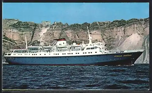 AK Passagierschiff Stella Oceanis vor einer Felsklippe, Sun Line