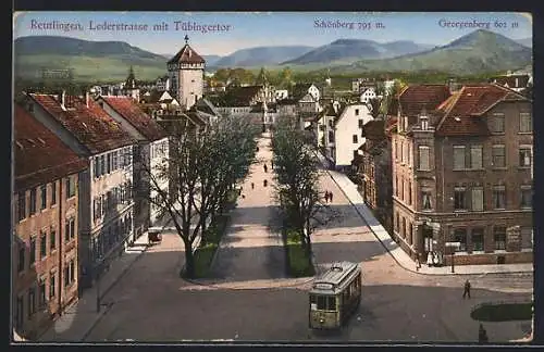 AK Reutlingen, Lederstrasse mit Tübingertor und Strassenbahn