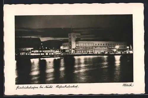 AK Friedrichshafen, Der Hafenbahnhof in Bauhaus-Architektur bei Nacht