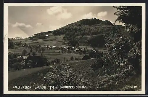 AK Waltersdorf / Lausche, Ortsansicht mit dem Lausitzer Gebirge