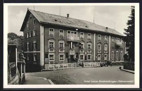 AK Donaueschingen /Schwarzwald, Hotel Lamm mit Strassenpartie, 