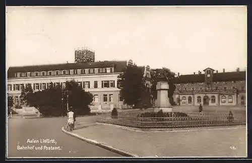 AK Aalen i. Württ., Bahnhof und Postamt mit Denkmal