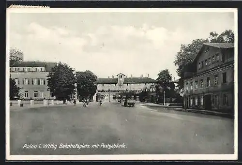 AK Aalen i. Wttbg., Bahnhofsplatz mit Postgebäude