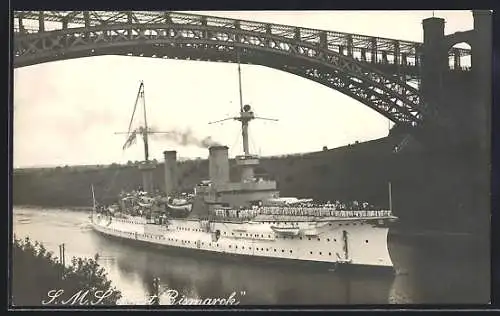 AK S. M. S. Fürst Bismarck, Kriegsschiff des Ostasiengeschwaders unter einer Brücke