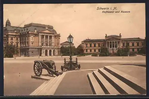 AK Schwerin i. M., Hoftheater und Museum, Kanone, Treppenstufen