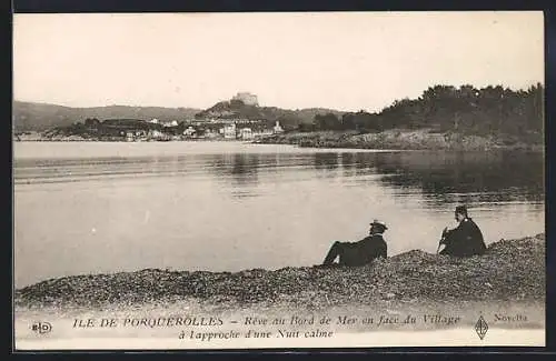 AK Ile de Porquerolles, Reve au Bor de Mer en face du Village