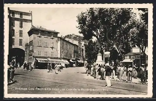 AK Hyères-les-Palmiers, Un Coin de la Place Clemenceau