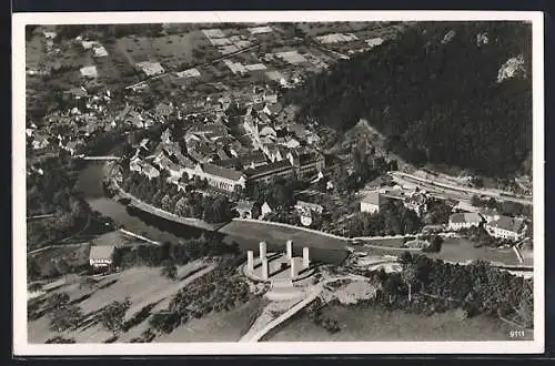 AK Wolfach /Schwarzwald, Ortsansicht mit Monument, Fliegeraufnahme