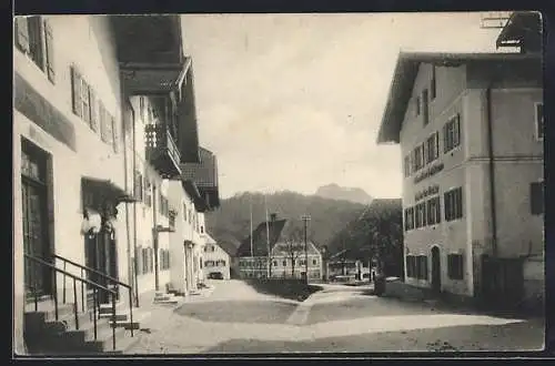 AK Neubeuern a. Inn, Strassenpartie mit Geschäftshäusern und Bergblick