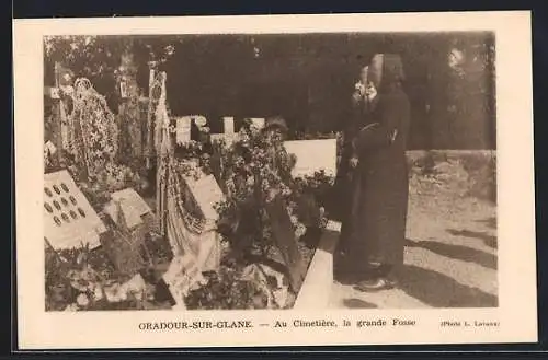 AK Oradour-sur-Glane, Au Cimetière, la grande Fosse