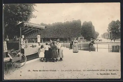 AK Saint-Cloud, Parc, La grande Avenue, les marchandes dans le bas parc